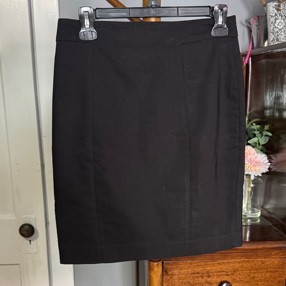 🖤 H&M Classic Black Pencil Skirt — Size 8